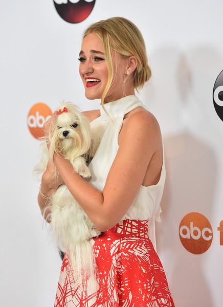 Amanda2BMichalka2BDisney2BABC2BTelevision2BGroup2BIyyuKz.jpg