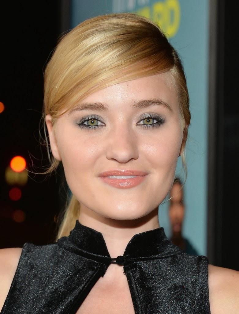 Amanda2BMichalka2BPremiere2BFocus2BFeatures2BAkward2BmGp.jpg